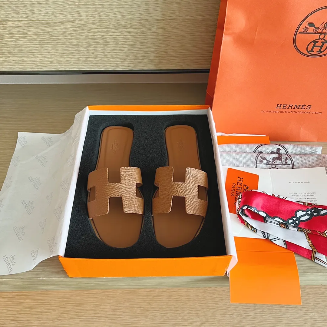 👟👟Ex-factory price 480👟👟 Women's Shoe Factory [Palmprint All-Inclusive Midsole] (Hermès) Upgraded packaging, upgraded version and workmanship materials. Hermes®🔴The highest version of handmade shoes on the market👟👟 👟👟 Top product Hermès slippers🐎 —————————— The 2022 early spring new model is the same as the original version, purely handmade by masters! ❥High-end customization, exclusive products, the highest version in the industry⚠❥Using: Hermers upper: Italian imported cowhide + original custom-grade Australian sheepskin feet + genuine leather outsole (pursuing top walking comfort) 👟👟 ~~〰〰〰〰❥ Packaging: ✔🚦Pay attention to the exclusive top-level exclusive packaging 〰The original top quality is on sale━━━━Hermes━━━━━ size: 35-40 (34.41.42 custom-made, non-refundable)